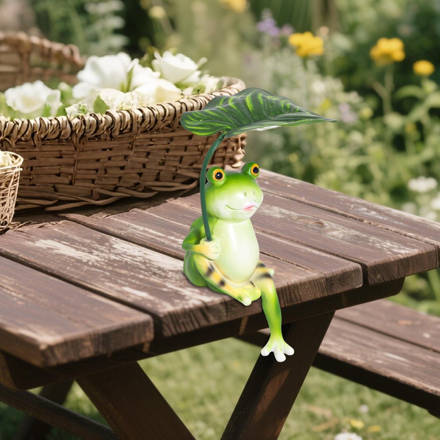 Solar-Powered Frog Statue with Leaf Light for Outdoor Garden Decoration