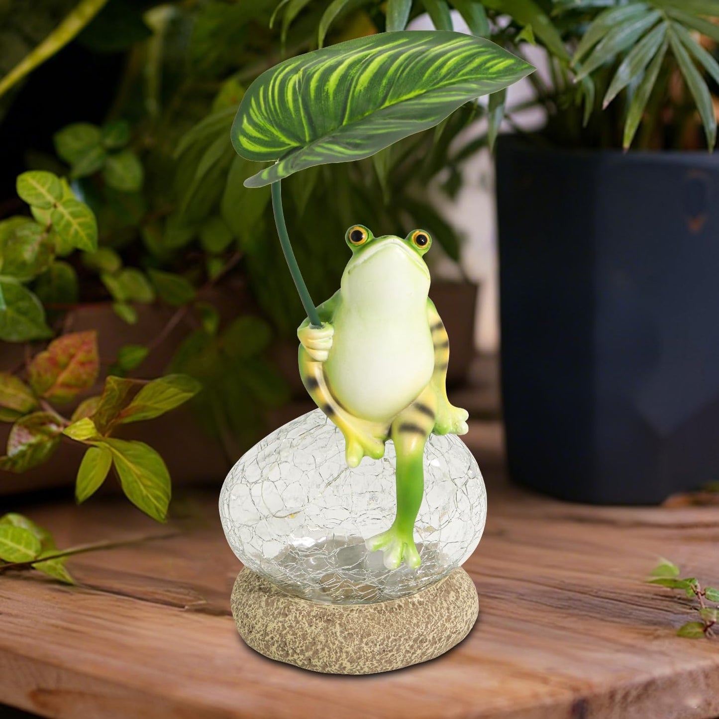 Solar-Powered Frog Statue with Crackle Glass Ball for Garden Decoration