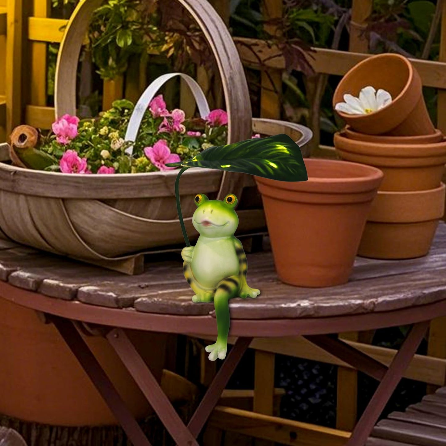 Solar-Powered Frog Statue with Leaf Light for Outdoor Garden Decoration